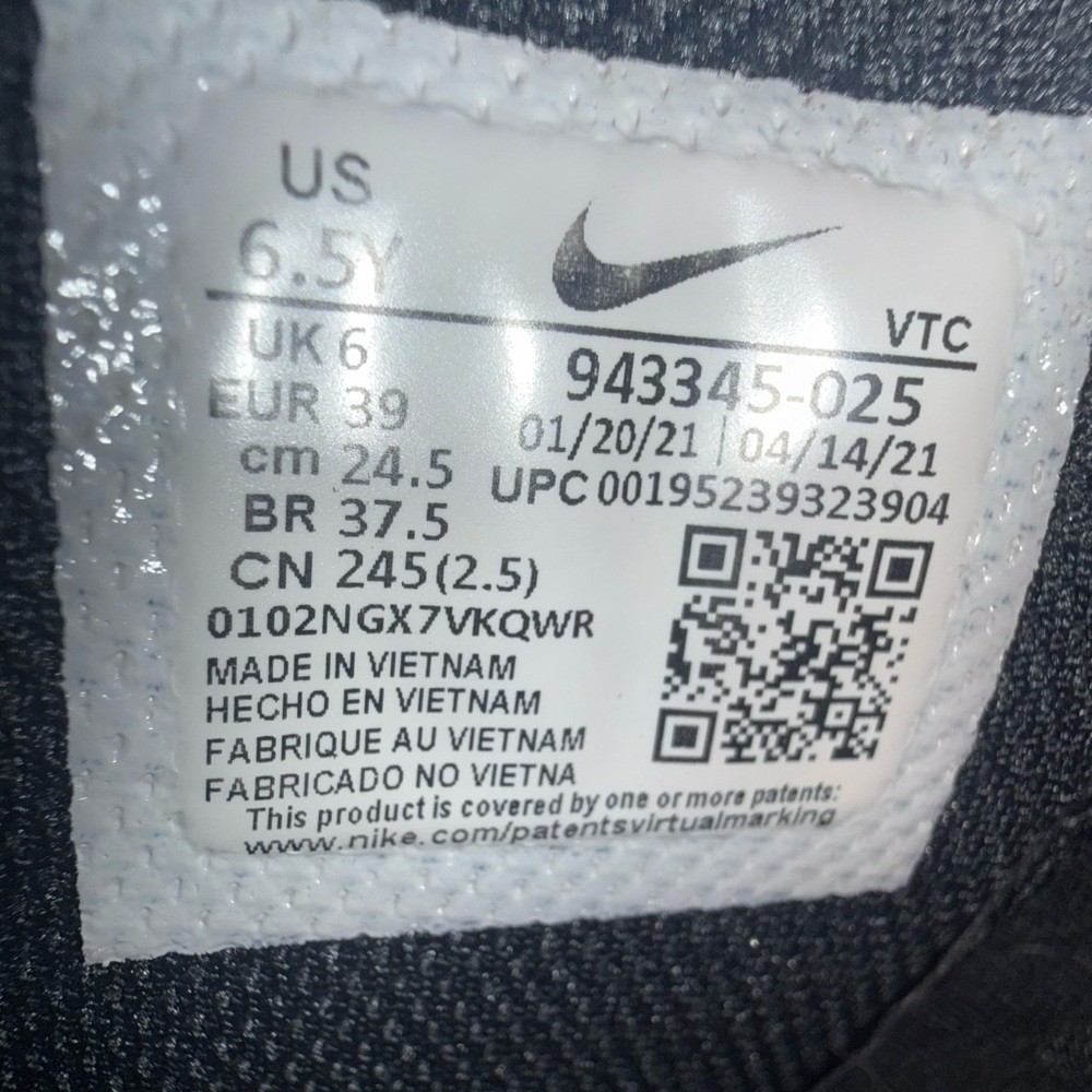 Nike Black and Red Air270 Athletic Sneakers - Picture 9 of 9